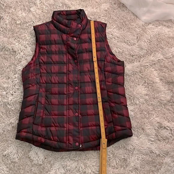 Gap burgundy red and black puffer vest size medium - Picture 1 of 9